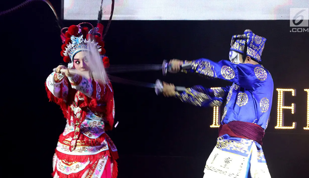 Seniman menghibur penonton pada pertunjukan Beijing Opera, di Avenue of The Star, Lippo Mall Kemang, Jakarta, Minggu (16/9). Pertunjukkan ini menghadirkan kolaborasi legenda Tiongkok dengan budaya Indonesia. (Liputan6.com/Fery Pradolo)