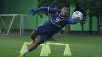 Kiper muda Persib Bandung, Satrio Azhar. (Bola.com/Erwin Snaz)