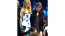 Nicole Kidman dan Keith Urban terus terlihat mesra, meski pasangan selebritis ini dikabarkan sedang mengalami keretakan rumah tangga, (4/6/2014). (AFP/Michael Loccisano)
