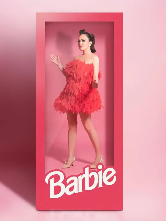 Dalam bidikan kamera fotografer Winston Gomez, Shandy Aulia tampil totalitas dengan cosplay ala Barbie dalam box. Ia mengenakan strapless mini dress berbulu dengan sleek ponytail yang ikonik.  [Foto: Winston Gomez].