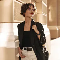 classy woman/copyright freepik/lookstudio