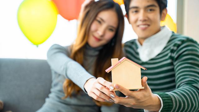 Ilustrasi pasangan yang membeli rumah baru