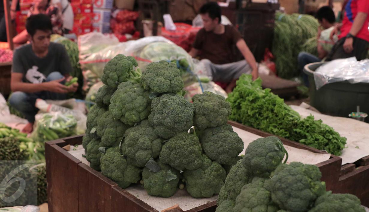 Brokoli yang didagangkan pedagang di Pasar Induk Kramat Jati, Jakarta, Selasa (22/12). Jelang Natal dan tahun baru, harga sayur mayur dan beberapa kebutuhan pokok lainnya di beberapa pasar tradisional di Jakarta merangkak naik. (Liputan6.com/Angga Yuniar)