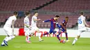 Striker Barcelona, Lionel Messi, melepaskan tendangan saat melawan Dynamo Kiev pada laga Liga Champions di Stadion Camp Nou, Kamis (5/11/2020). Barcelona menang dengan skor 2-1. (AP/Joan Monfort)