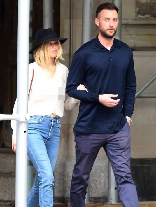 Bahkan JLaw dan Cooke sempat terlihat berciuman saat melakukan candlelit dinner. (eonline)