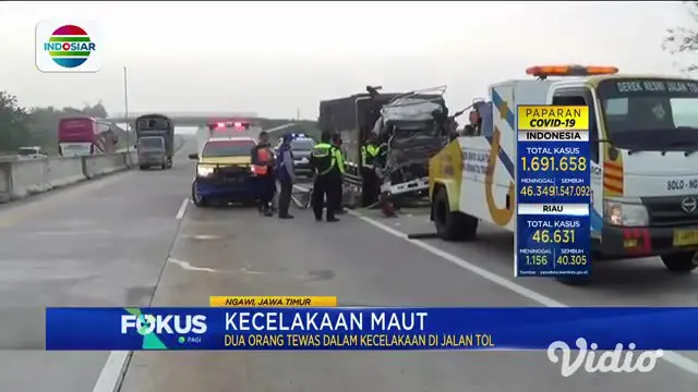 Kecelakaan terjadi di jalan tol Ngawi, Jawa Timur, KM 565, tepatnya di Kecamatan Kedunggalar. Sebuah truk bermuatan besi menabrak truk boks dari arah belakang.