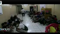 Dokter kesehatan Polresta Depok menggelar tes urine terhadap para anggota geng motor terduga pelaku penjarahan toko pakaian di Depok, Jabar.