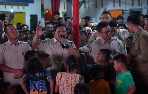 Prabowo dan warga Tapsel di Pengungsian (Dok: Biro Pers)