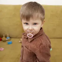 Kebiasaan terlalu lama memakai dot dapat membuat gigi tumbuh tidak rapi. (foto: jcomp/freepik)