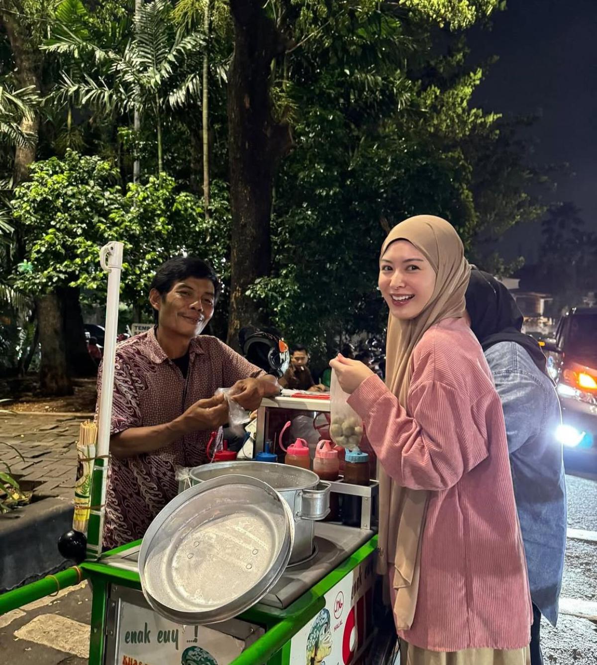 Ayana Moon Asyik Jajan Cilok untuk Buka Puasa, Momen Seru Sebelum Tarawih