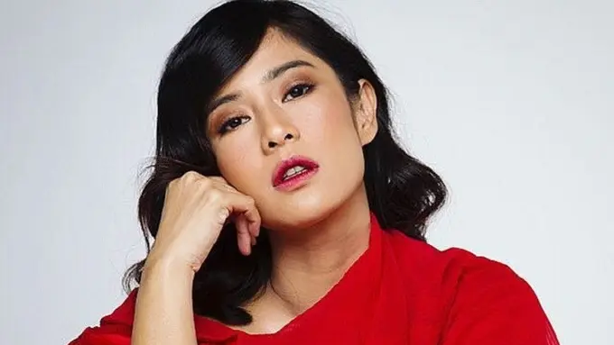 [Bintang] Seperti Perempuan Korea, Cantiknya Dian Sastrowardoyo dengan Gradient Lips yang Menawan