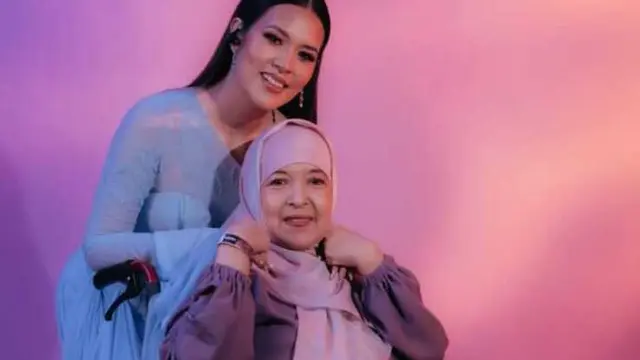 Tampilkan Momen Kedekatan saat Ibunda Sakit