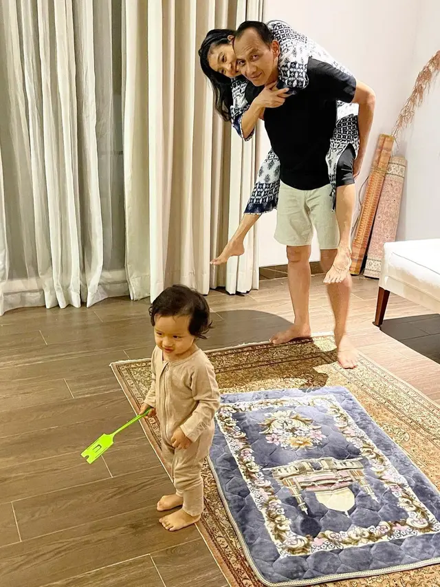 Olivia Zalianty bareng keluarga kecilnya (Foto: Instagram oliviazallianty)