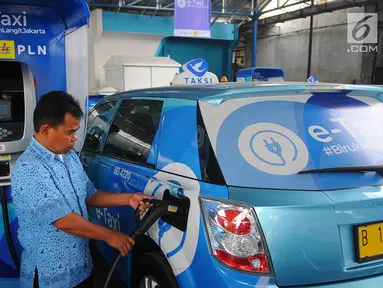 Pengemudi mobil Blue Bird BYD e6 A/T tengah mengisi daya listrik di pool Blue Bird, Jakarta, Selasa (23/4). Terdapat dua jenis mobil listrik yang digunakan Blue Bird yakni BYD e6 A/T untuk taksi reguler atau Blue Bird dan Tesla Model X 75D A/T untuk taksi eksekutif atau Silverbird. (Liputan6.com/Ang