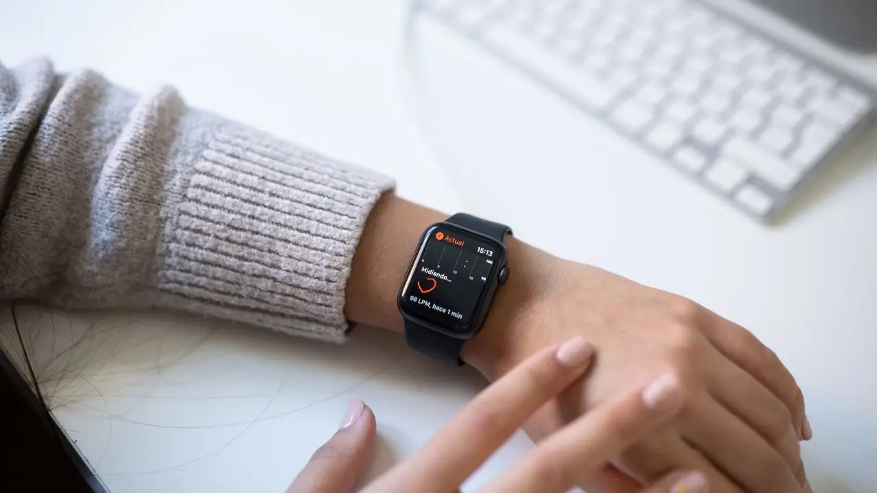 ciri orang yang selalu cek detak jantung di smartwatch