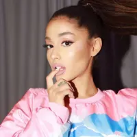 Ledakan bom di konser Ariana Grande, Senin (22/5/2017) di Manchester menyebabkan 19 orang meninggal. Beruntungnya, Ariana selamat dari tragedi mengerikan ini. Ariana dan beberapa selebriti lainnya menuliskan cuitan soal ini. (Instagram/arianagrande)