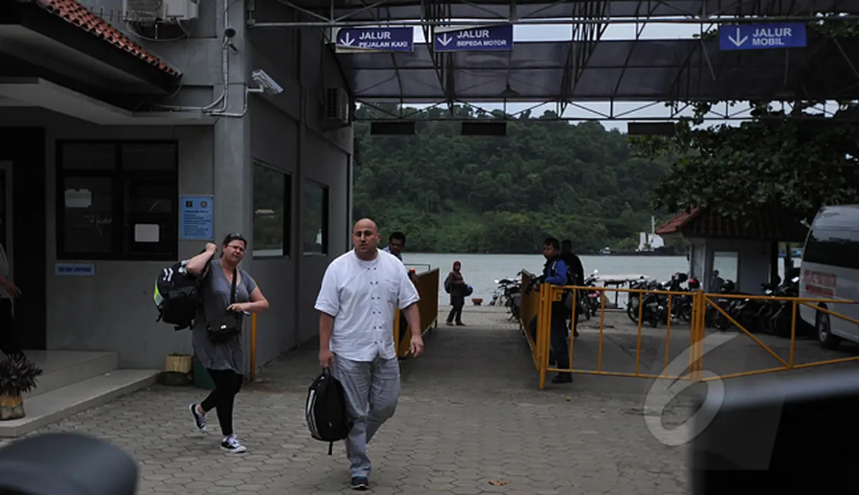 Keluarga terpidana mati kasus narkoba Sergei Atlaoui asal Prancis usai mengunjungi lapas Pasir Putih, Nusakambangan, Jateng, Kamis (5/3). Jelang eksekusi, keluarga sejumlah terpidana mati mendatangi Lapas Pulau Nusakambangan. (Liputan6.com/Johan Tallo)