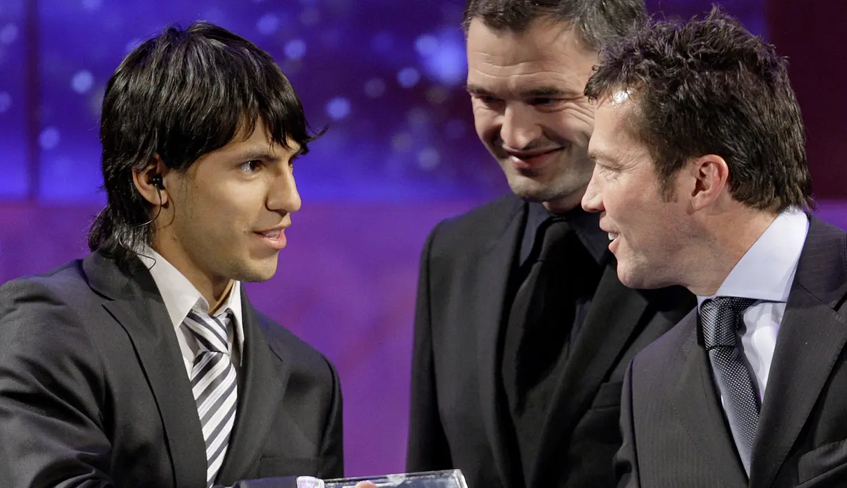 Sergio Aguero. Pemain asal Argentina ini meraih trofi Golden Boy edisi 2007 bersama Atletico Madrid. Musim 2006/2007 ia baru saja didatangkan dari Independiente dan sukses menggantikan Fernando Torres. Ia juga meraih gelar Piala Dunia U-20 tahun 2007 bersama Timnas Argentina. (AFP/Fabrice Coffrini)