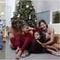 Momen Ryan Delon dan Sharena persiapkan pernak-pernik Natal. (Sumber: Instagram/mrssharena)