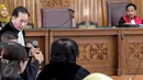 Tim kuasa hukum OC Kaligis saat memberikan tanggapan pada sidang praperadilan terhadap KPK di Pengadilan Negeri Jakarta Selatan, Senin (10/8/2015). Sidang tersebut ditunda karena pihak KPK tidak hadir. (Liputan6.com/Yoppy Renato)