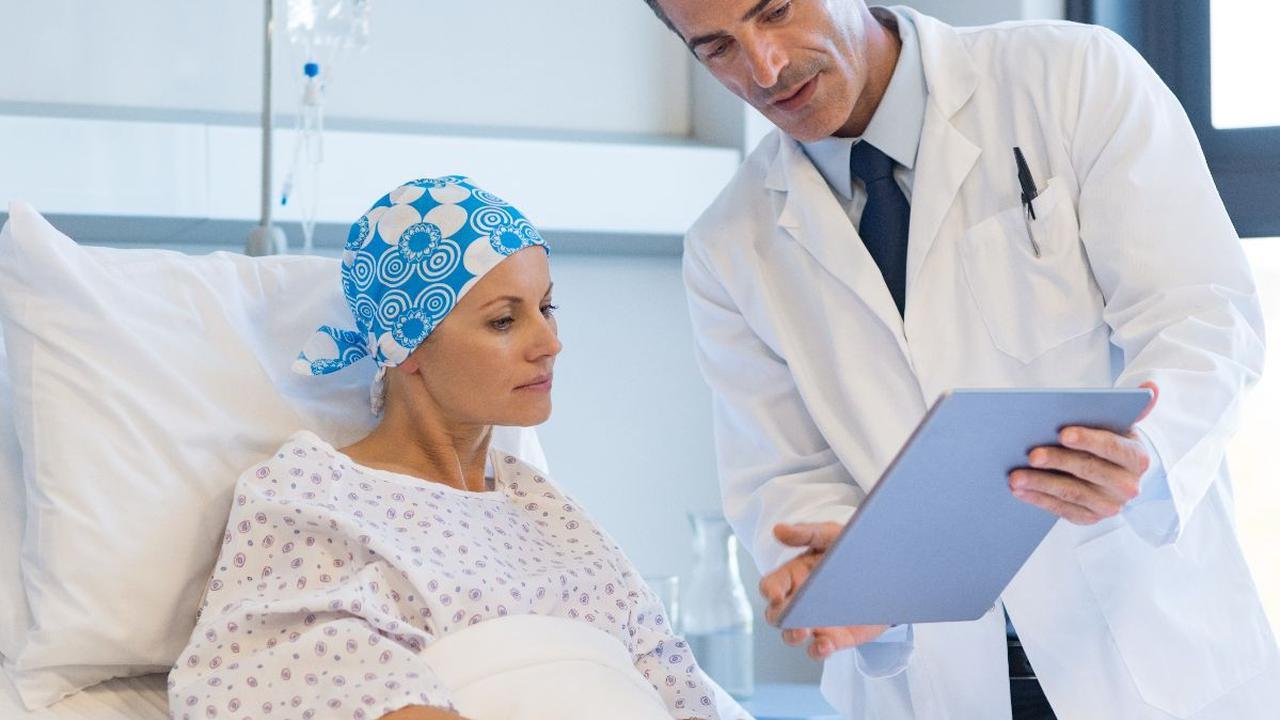 Mari kita bahas persoalan ini secara utuh, berdasarkan sains dan data klinis yang benar dan tentu saja mengikuti saran dan pendapat dari Organisasi Profesi para dokter yang memang menangani pengobatan pasien kanker.<br>