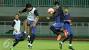 Dua pemain Arema FC berlatih duel bola atas saat latihan uji lapangan jelang laga final Piala Presiden 2017 di Stadion Pakansari, Kab Bogor, Jumat (10/3). Di final, Arema FC akan berlaga melawan PBFC, Minggu (12/3). (Liputan6.com/Helmi Fithriansyah)