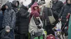 Orang-orang yang meninggalkan Ukraina menunggu bus untuk menuju stasiun kereta api di Przemysl, di perbatasan di Medyka, Polandia, Jumat (4/3/2022). PBB pada Kamis (3/3) melaporkan 1 juta orang telah meninggalkan Ukraina sejak invasi Rusia terhadap negara itu sepekan lalu. (AP Photo/Visar Kryeziu)