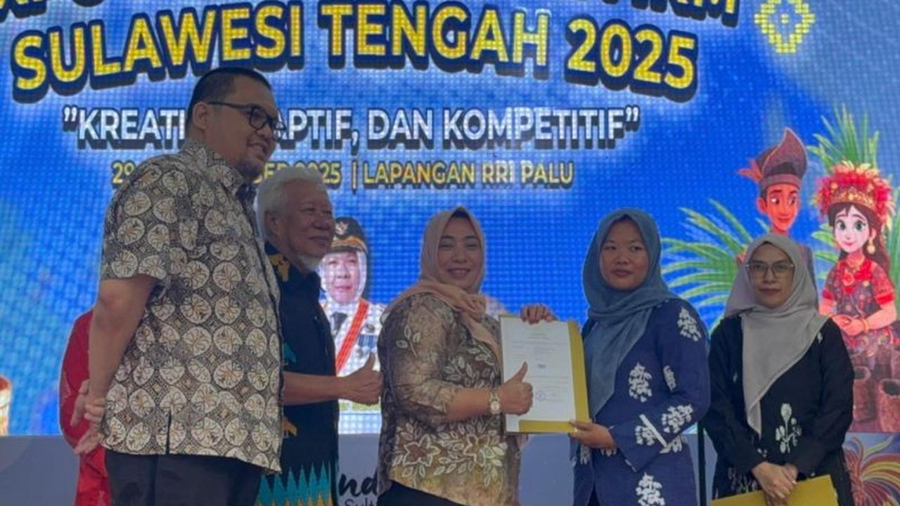 Kemenkum Sulteng Serahkan Sertifikat Merek IKM, Perkuat Daya Saing Produk Lokal di Expo 2025