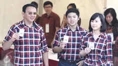 Cagub DKI Jakarta, Basuki T Purnama bersama keluarga menunjukkan nomor urut pencoblosan pada Pilkada DKI 2017 di TPS 054 Pantai Mutiara, Jakarta Utara, Rabu (15/2). (Liputan6.com/Faizal Fanani)