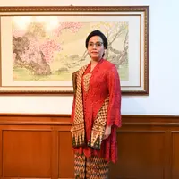 Semangat nasionalisme terpancar dari kebaya merah Sri Mulyana dalam perayaan HUT RI Ke-74