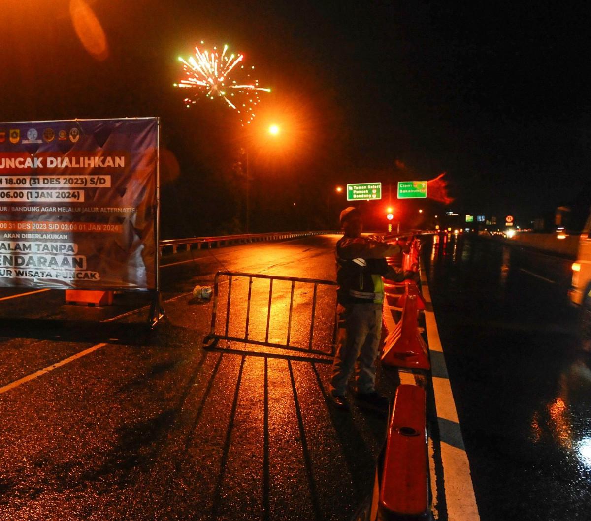 Penutupan akses ini sudah berlaku pukul 18.00 WIB hingga pukul 06.00 WIB keesokan harinya. <br><br>Selama periode itu kendaraan baik roda dua maupun empat tidak diizinkan masuk ke kawasan Puncak Bogorselama malam Tahun Baru 2024.<br>