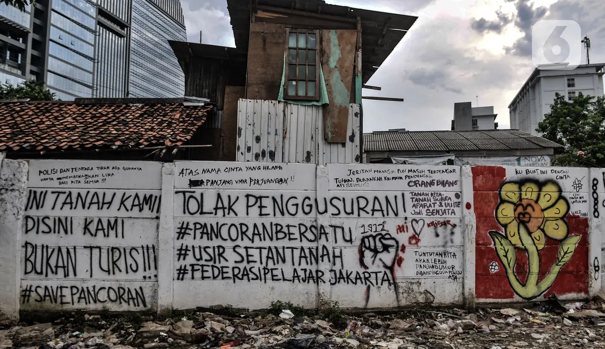 Mural dan berbagai coretan kritis warga menghiasi tembok pembatas di Jalan Pancoran Buntu II, Pancoran, Jakarta Selatan, Minggu (21/3/2021). Pihak Pertamina juga mendirikan tembok pembatas, kemudian warga berhasil merebut kembali namun berujung bentrokan dengan ormas. (merdeka.com/Iqbal S. Nugroho)