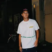 Potret Herjunot Ali saat berada di Paris (Instagram/herjunotali.studio).