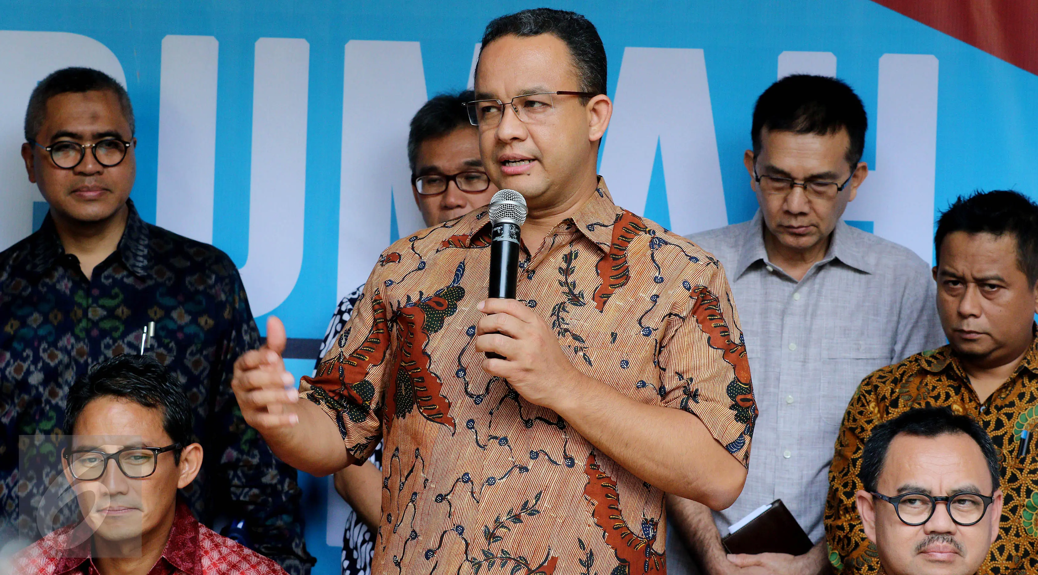 Gubernur DKI Jakarta terpilih Anies Baswedan memberi keterangan saat mengelar konferensi Pers di Rumah Borobudur, Jakarta, Senin (15/5). (Liputan6.com/Johan Tallo)