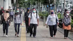 Pemerintah memberi kelonggaran bergerak bagi warga berusia di bawah 45 tahun untuk mengurangi angka pemutusan hubungan kerja (PHK) akibat pandemi virus corona COVID-19. (Liputan6.com/Johan Tallo)