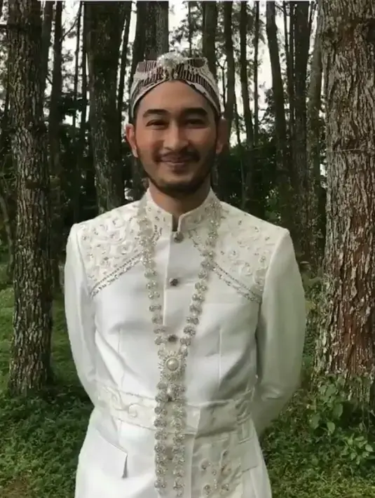 Jeje Govinda resmi menikahi Syahnaz dengan maskawin berupa emas logam senilai 21 gram, uang Rp. 2.104.218, dan seperangkat alat salat. Rona bahagia terpancar di wajah pasangan pengantin baru ini. (Foto: Instagram)