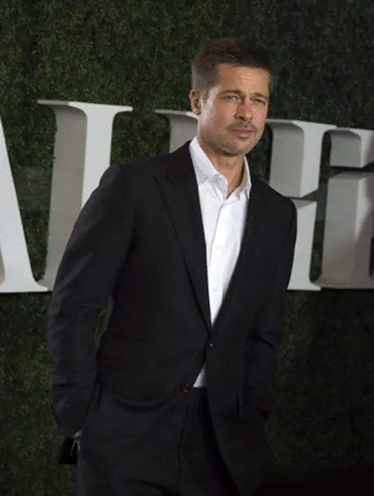 Senyuman bahagia mengiringi penampilan Pitt saat itu, bahkan beberapa kali ia berhasil membuat orang-orang yang hadir ikut tertawa lepas. (AFP/Bintang.com)