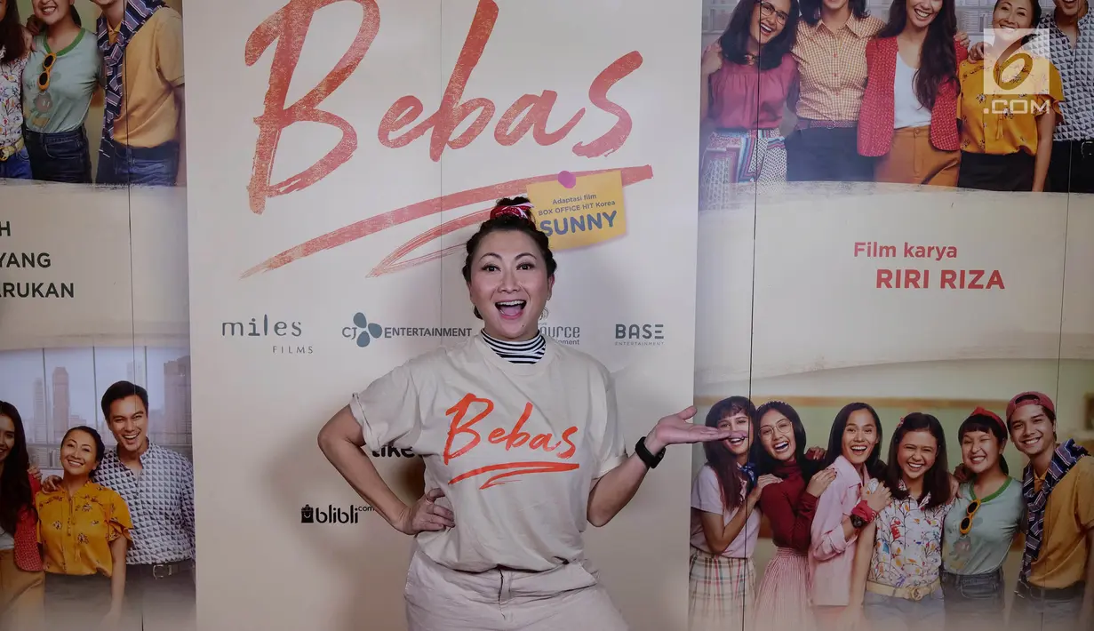 Aktris Indy Barends berpose seusai jumpa pers film "bebas" di Jakarta, Rabu (18/09/2019). Film "bebas" akan tayang di bioskop pada 3 Oktober 2019, Film ini akan membawa penonton bernostalgia ke masa SMA dengan kisah cinta, pertemanan dan kenakalan-kenakalan remaja saat itu. (Liputan6.com/Herman Zakh