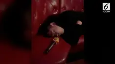 Seorang pria tertidur sampai mengorok di sebuah tempat karaoke. Alhasil, pria itu pun dikerjai teman-temannya. Lihat deh!
