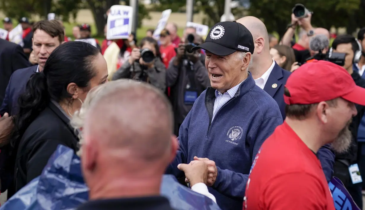 Tindakan ini menjadikan Joe Biden sebagai presiden AS pertama yang turut serta dalam aksi demonstrasi. (AP Photo/Evan Vucci)