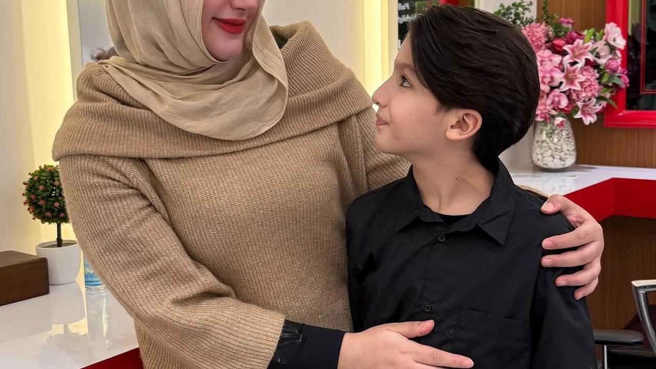 Tasyi Athasyia Bagikan Momen Sang Anak saat Potong Rambut Gondrong