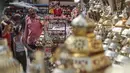 Keluarga Mesir melihat lentera tradisional yang dikenal dalam bahasa Arab sebagai "Fanous" yang dijual selama bulan suci Ramadan di Sayeda Zainab, Kairo, 17 April 2020.  Menjelang Ramadan 1441 H, warga Mesir mulai berburu lentera warna-warni di tengah pandemi corona Covid-19. (Mohamed el-Shahed/AFP)