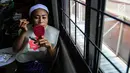 Seorang pengemudi ojek online wanita memakai eyeshadow saat kelas kecantikan jelang peragaan busana di Rawamangun, Jakarta, Jumat (20/4). Kegiatan menyambut Hari Kartini tersebut diikuti puluhan ojek online wanita. (Liputan6.com/Fery Pradolo)