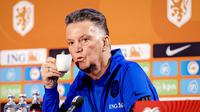 Louis van Gaal menjadi pelatih kelima dengan gaji tertinggi di Piala Dunia 2022. Pria 71 tahun itu mendapatkan 2,5 juta pound. Ia ditunjuk untuk menukangi Timnas Belanda pada 2021 lalu, menggantikan Frank de Boer yang gagal memberikan penampilan terbaiknya di Euro 2020. Piala Dunia 2022 Qatar akan menjadi edisi terkahir Van Gaal menjadi pelatih di Skuad Oranje.&nbsp;(AFP/ANP/Robin van Lonkhuijsen)