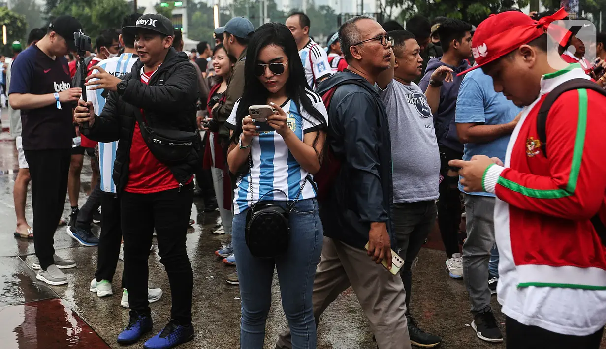 Walau masih ada waktu satu setengah jam lagi, ternyata antusias fans sepak bola di Indonesia sungguh luar biasa. (Liputan6.com/Johan Tallo)