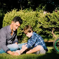 Hubungan ayah dan anak laki-laki memiliki dinamika yang unik. Seiring tumbuh kembangnya, seorang anak akan menghadapi banyak perubahan, tantangan, dan proses pencarian jati diri. (foto/dok: freepik)