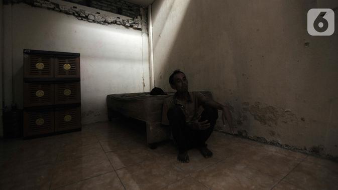 Dia hidup tanpa listrik di rumahnya sendiri akibat diputus PLN setelah menunggak tagihan selama 4 bulan. (merdeka.com/Iqbal Nugroho)