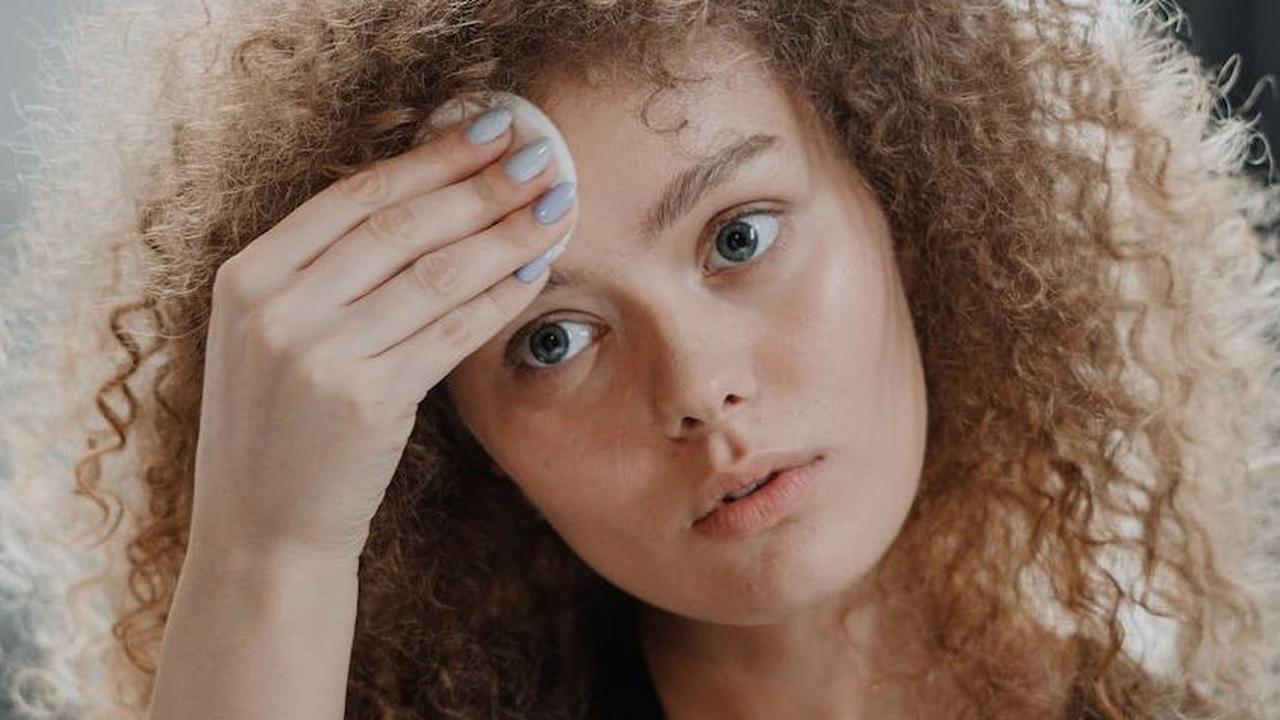 Langkah 4: Aplikasikan Micellar Water dengan Lembut