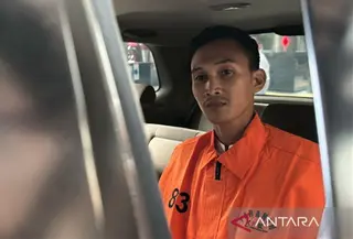 Ajudan gubernur Riau ditahan KPK. (Antara)