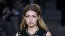 Gigi Hadid berhasil menyandang model brand dunia yaitu 'Chanel' dan 'MIU-MIU'. (AFP/Bintang.com)